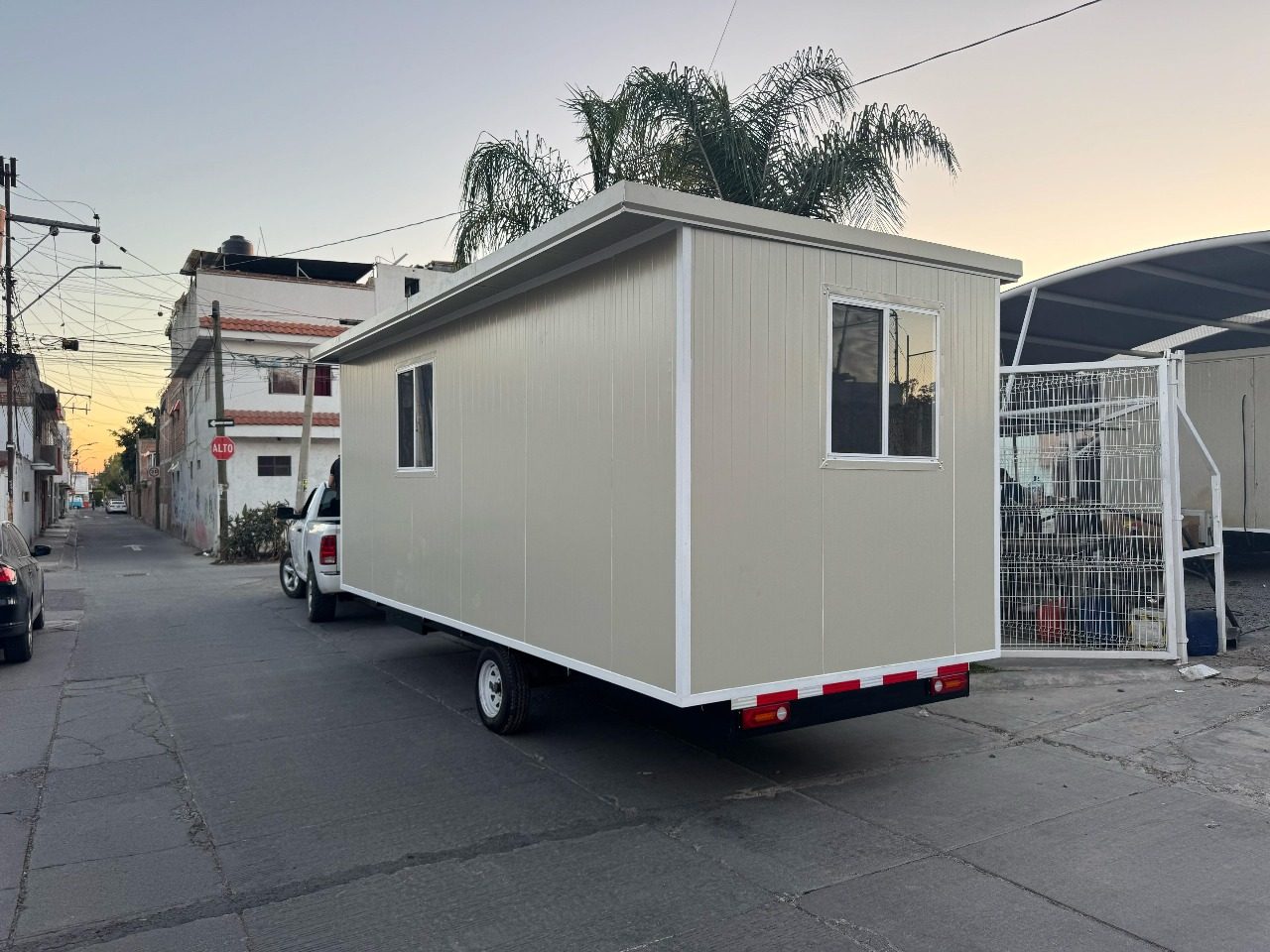 Vista trasera exterior de camper VANGO con ventanas y chasis móvil