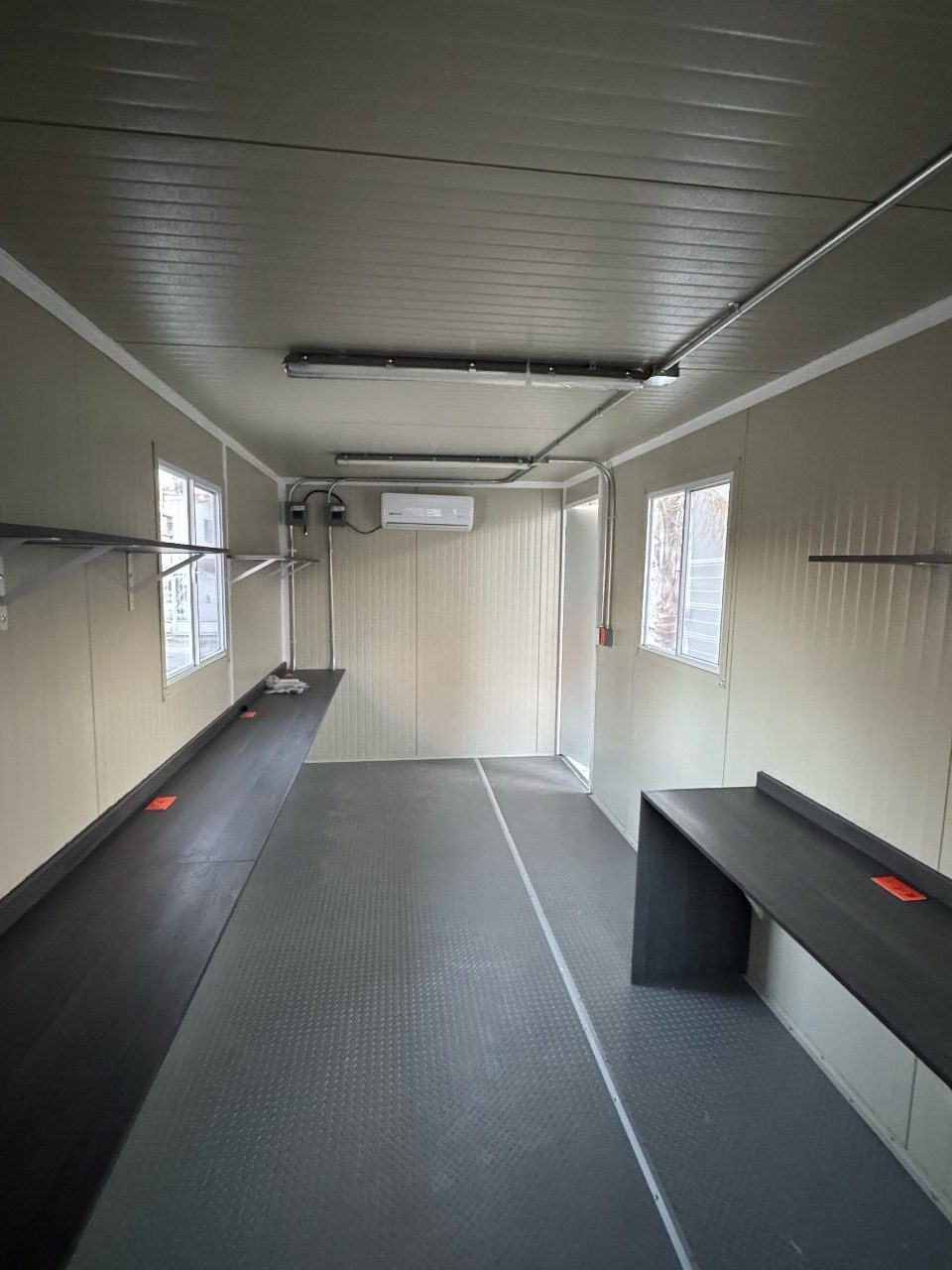 Interior de camper VANGO con mesones, repisas, aire acondicionado e iluminación
